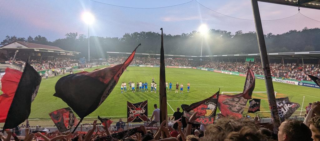 FarbenstadtPhil's tweet photo. 🖤♥️ #SGAB04 #ForzaRWR https://t.co/CGN5b0j5vk