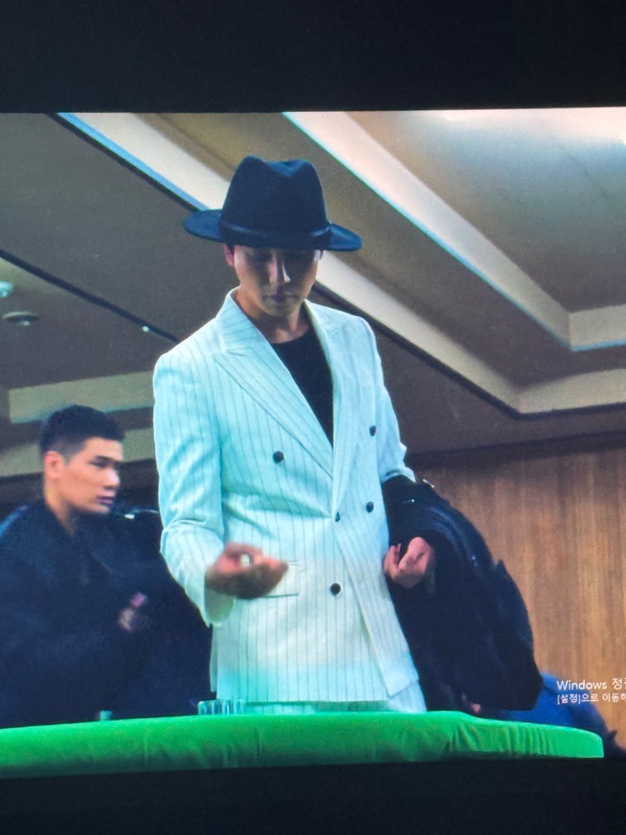아니 김해일 도박판 갓을때 백정장? 슈트? ㄴㅁ 좋아서 죽고 싶어짐 맨날 씨커멓게 입고 댕기는 애가 하얗게 입은게 ㄴㅁ 좋음