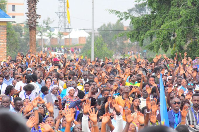 Imbaga itabarika yateraniye I #kibeho kwa Nyina wa Jambo muguhimbaza Umunsi mukuru wa Asomusiyo! Byari ibyishimo fusas