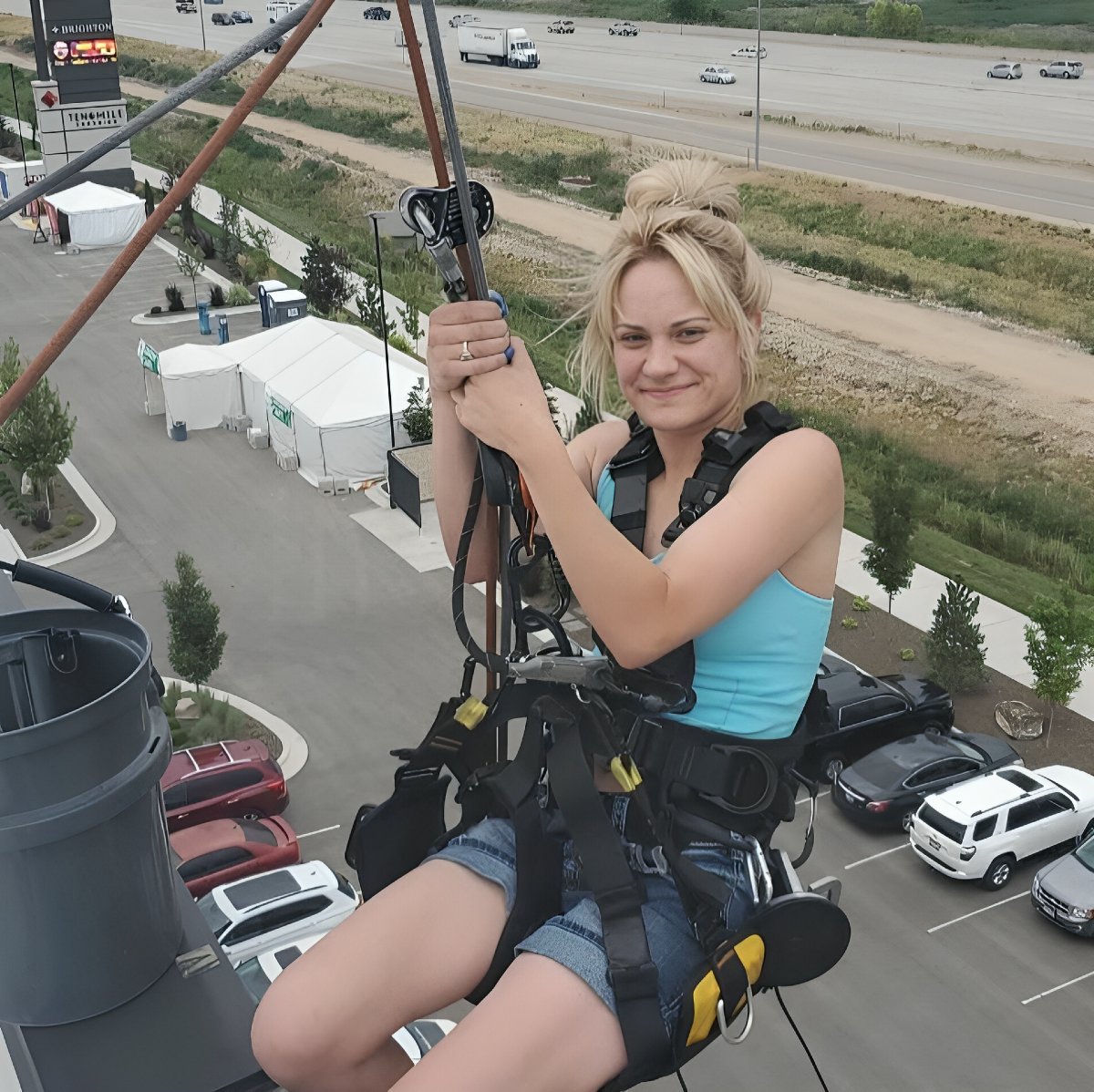 idguideofficial's tweet image. ☀️ From burger buns to Boise skylines, Courtney LaPrelle found her happy place—150 feet up!
With grit, grace, and a great sense of humor, she’s helping her family’s window-cleaning legacy shine.💧
Read the full story here: f.mtr.cool/ibgcqrklrt

#IDGuide #HyRyze #FamilyLegacy