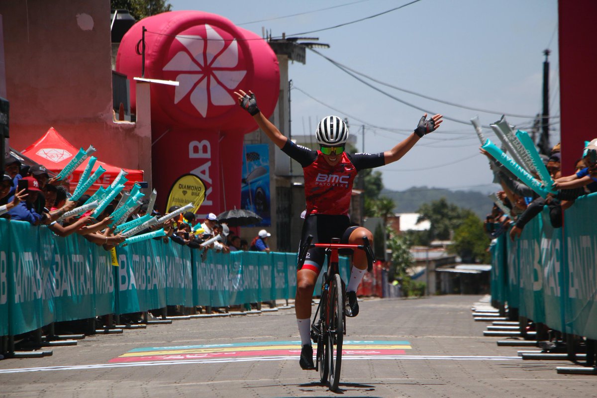 NATALIA MUÑÓZ levanta los brazos al cruzar la meta final en San Juan Argueta, fueron 110 kilómetros de recorrido, su tiempo fue de 3:04:03, ella pertenece al Equipo Patobike de Colombia.

<a href="/BANTRAB/">Bantrab.</a> #tubienestaresnuestrotrabajo