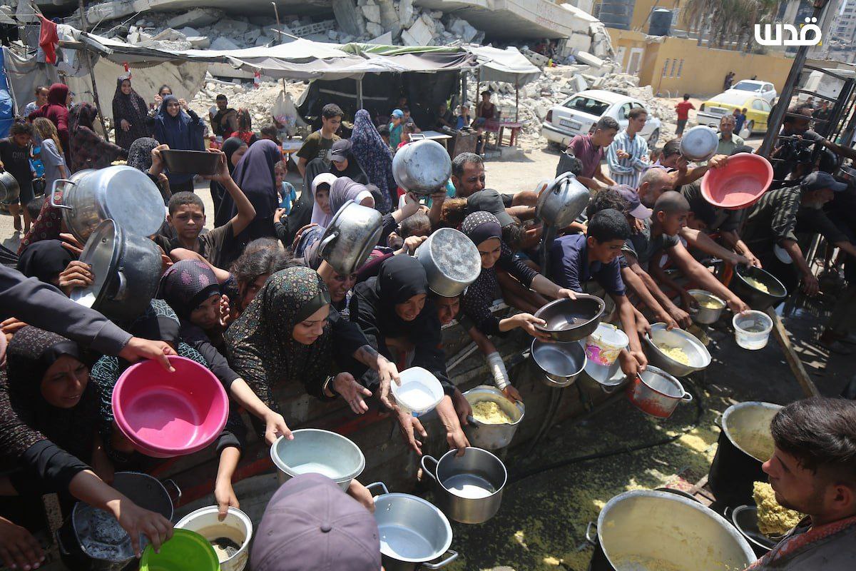 في ظل حـ.ـرب التجويع.. عائلات فلسـ.ـطيني تحاول الحصول على الطـ.ـعام من تكية خيرية بمدينة غـ.ـزة.