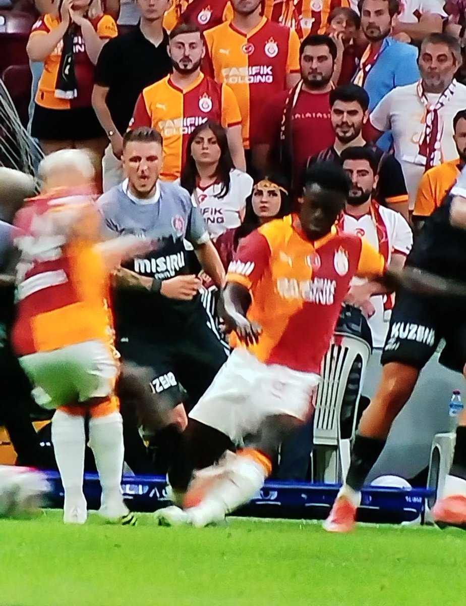 ben bu olaylardan çok şüpheleniyorum, kiralık katil olabilirler,bunlar araştırılmalı Galatasaray lı yıldızlar tehlike altında,önü arkası araştırmalıyız!!