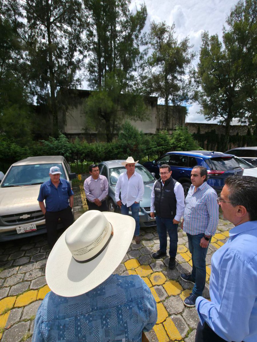 Como integrante de la Comisión de Desarrollo Rural y en compañía de mi compañero diputado <a href="/SoyPavelGaspar/">Pavel Gaspar Ramirez</a>, presidente de la Comisión, hoy acudimos a la Secretaría de Agricultura y Desarrollo Rural para dialogar sobre los temas que impulsan el crecimiento del campo poblano y el