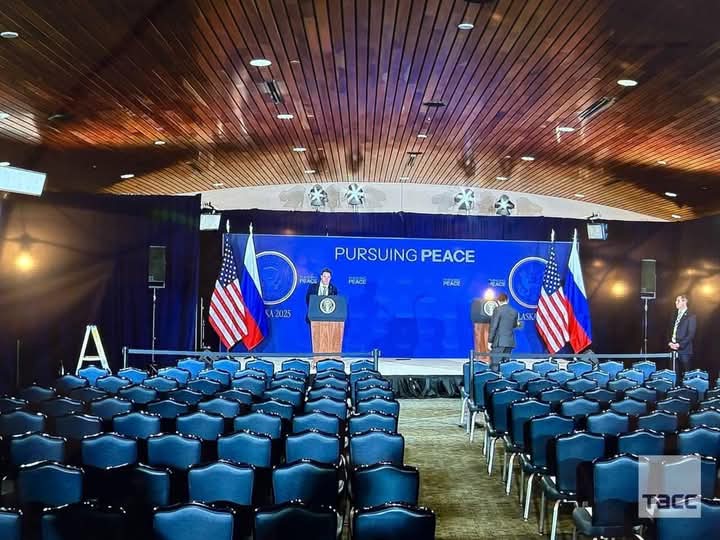 SharrittJo46132's tweet photo. 🇷🇺🤝🇺🇸 Donald J. Trump – #poutine :
le #fer et l’#argile d’aujourd’hui
https://t.co/NndnTzppxq
Comme #Eisenhower et #Khrouchtchev en 1960, #Trump et #Poutine représentent deux blocs qui, prophétiquement, ressemblent au fer et à l’argile : mais impossibles à unir réellement. https://t.co/zX8sn4P5bz