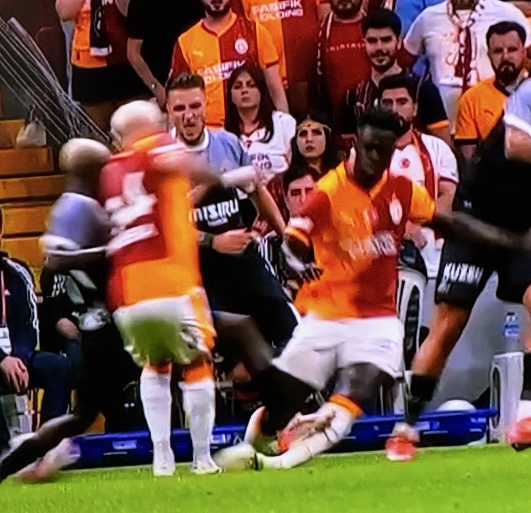 Davinson’a şu müdehaleye Kırmızı Kart veriliyor bu ülkede, lig hiç oynanmasın direk kupa verin abicim 😏 

#GSvFKG