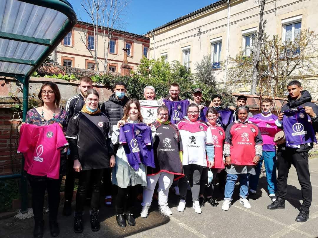 EspoirsduFoot's tweet photo. 🤯 Juste une chose, car ce tweet m'a blessé, vexé et énervé ce matin. 

Avec @PetitesBosses, nous avons récolté plus de 100 000 € depuis notre création. 

Nous avons des comptes certifiés et des preuves claires et incontestables, comme ici, ce véhicule acheté pour Rayane pour près de 30 000 €. 

Ou plus de 500 maillots du TFC et du Stade Toulousain transformé en blouses pédiatriques. Ou Sacha opéré aux Etats-Unis après un don de 40 000 €. 

Même quand j'ai récemment amené des blouses pédiatriques dans un hôpital, c'était sur mon argent personnel pour l'essence et l'autoroute. 1 € qui rentre, c'est 1 € qui sort au bénéfice des enfants malades ou polyhandicapés que nous soutenons. 

Bref, venez me chercher sur plein de sujets, mais jamais sur mon honnêteté  au sujet de mon association.