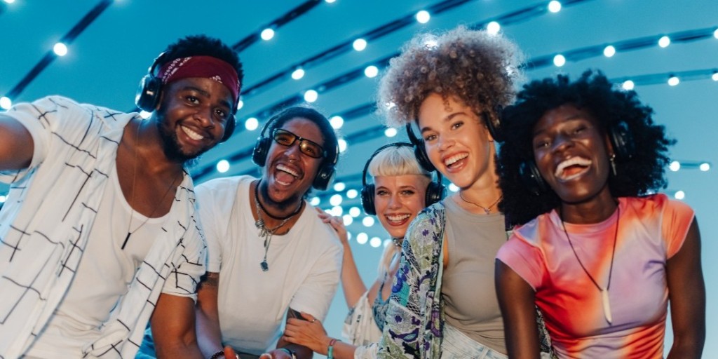 Vancouver’s coolest rooftop party is happening Aug 23 🎧
Dance under the stars with 3 silent disco channels, coastal cocktails &amp; DJ Remsta live.
Fairmont Waterfront x Grey Goose. Don’t miss it.
#RooftopRhythmsFW
bit.ly/4o4ecXZ