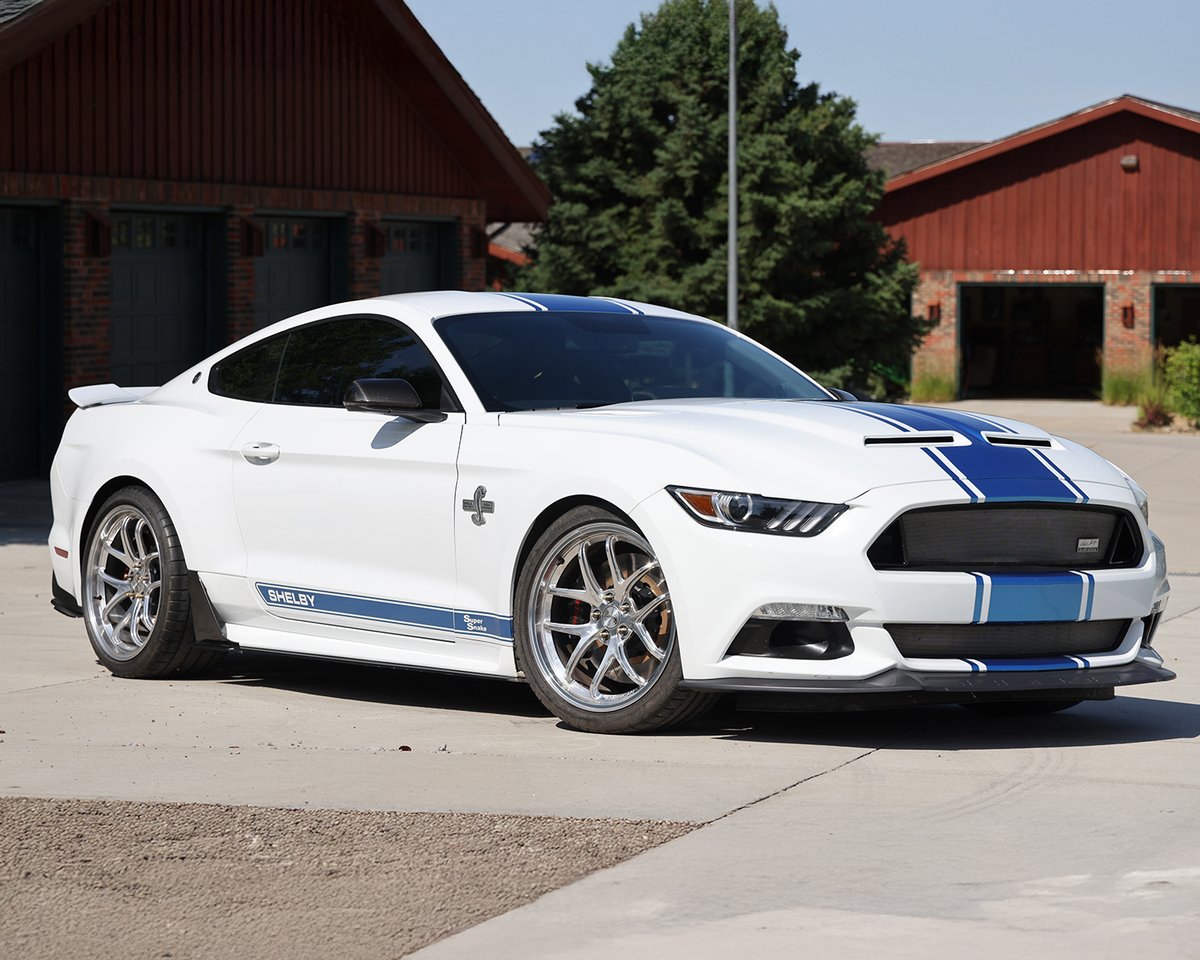Barrett_Jackson's tweet image. Where would you drive this 2017 @Ford #Shelby Super Snake 50th Anniversary? With 750hp and a 6-speed manual this #SuperSnake has only 1,593 miles! 

Learn more: bit.ly/AZ25TW-2017For…