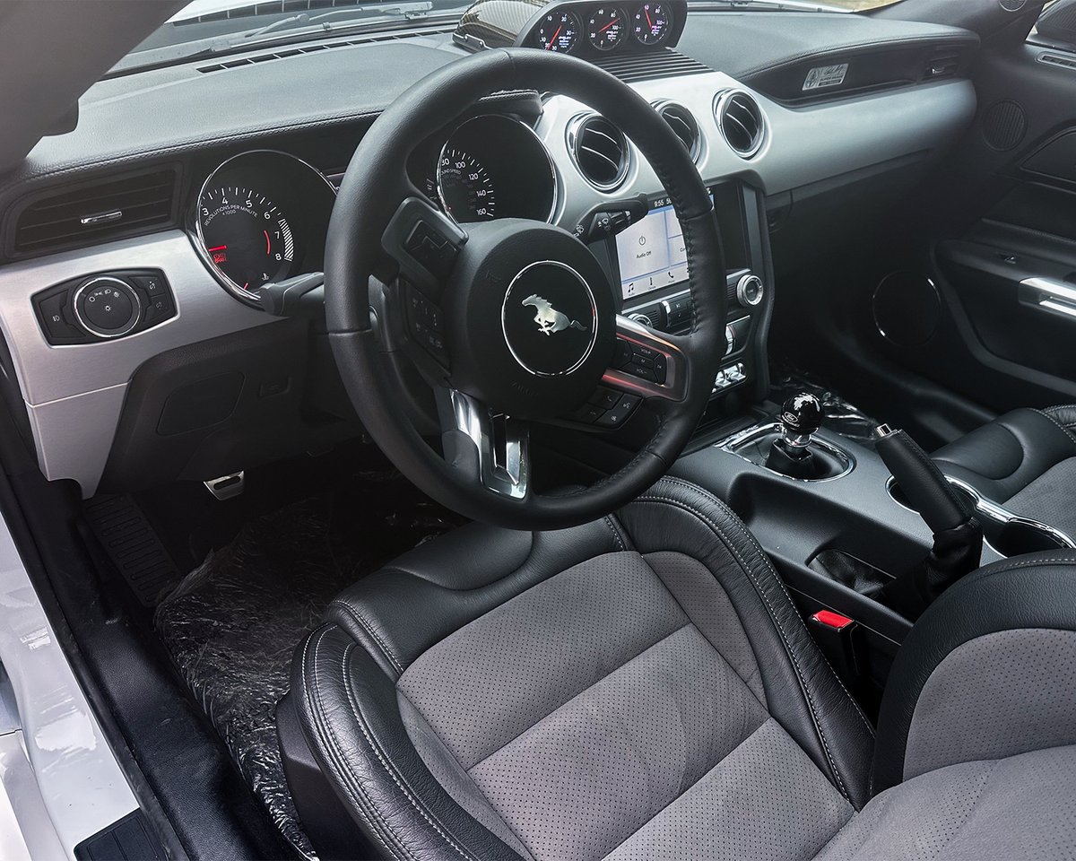 Barrett_Jackson's tweet image. Where would you drive this 2017 @Ford #Shelby Super Snake 50th Anniversary? With 750hp and a 6-speed manual this #SuperSnake has only 1,593 miles! 

Learn more: bit.ly/AZ25TW-2017For…