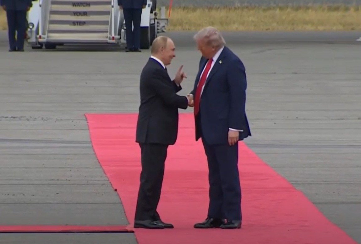SputnikInt's tweet photo. ⚡️BREAKING: Trump and Putin shake hands after exiting their planes at practically the same time https://t.co/GPPw7YeaTX