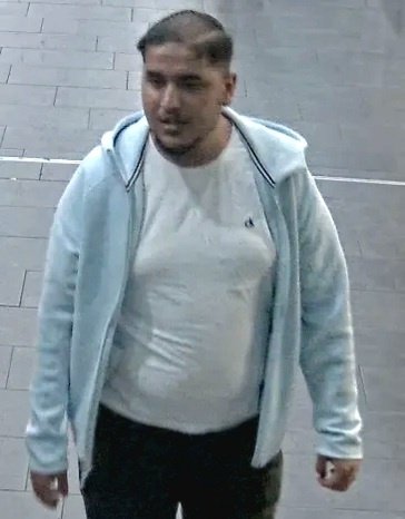 Essen NRW-– Die Polizei sucht diesen Mann, der versucht haben soll, eine Jugendliche zu vergewaltigen.

1/3⤵️