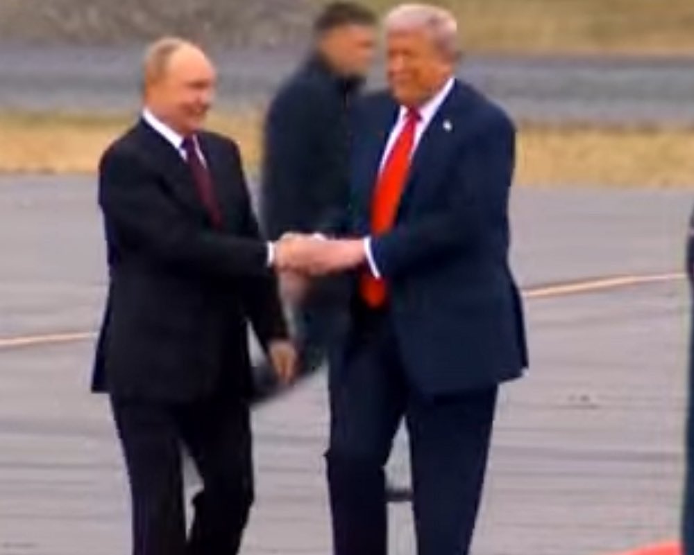 Desde el inicio del siglo XXI, al autoproclamado zar, el tirano, le tienden alfombras rojas en las Américas con absurda generosidad.

Actores desaparecen y son reemplazados, otro reaparece. 

El zar permanece, imperturbable, en su reinado de terror.