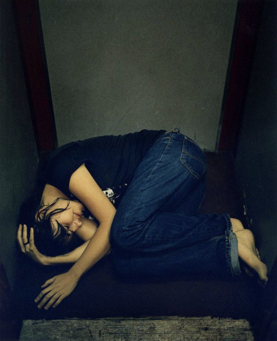 drkkwv's tweet photo. justine frischmann for i-d magazine - 'the elevator issue'. (1999) https://t.co/u7khmLNeQW
