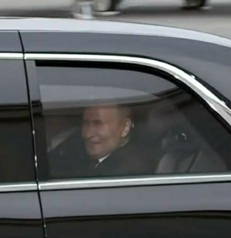 Твое лицо, когда белый господин американец катает тебя на иномарке!