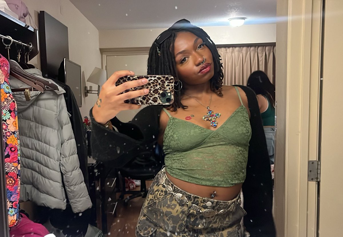 me w/ blank nails, a giggle, and a dirty mirror 🤞🏾