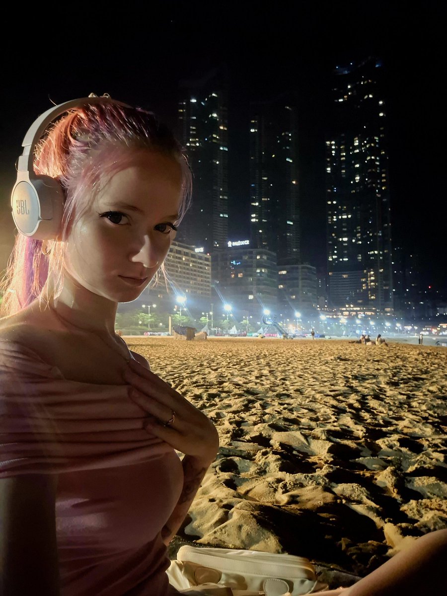In Südkorea ist es gerade 4 Uhr morgens und ich chill am Strand. 

Ich bin so stolz auf mich, dass ich mich das alles ganz alleine getraut hab. Ihr ahnt nicht wie oft ich an mir gezweifelt habe