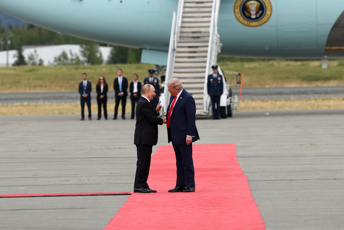 AlertesInfos's tweet photo. 🚨🇺🇸🇷🇺📸 La poignée de main HISTORIQUE entre Donald Trump et Vladimir Poutine. https://t.co/Qw8QkwymVC