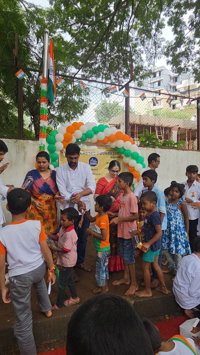 gullyclasses's tweet image. (6/6)
Here’s to unity, freedom, and building a brighter future together! 🙌🇮🇳
#IndependenceDay #GullyClassesFoundation #79thIndependenceDay #UnityInDiversity #CommunityLove #WithTheKids
