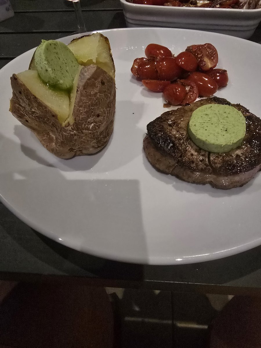 Klockan är 21 och fortförande +35.
Kött och potatis får duga ikväll.
#köttpotatissnigelsmör