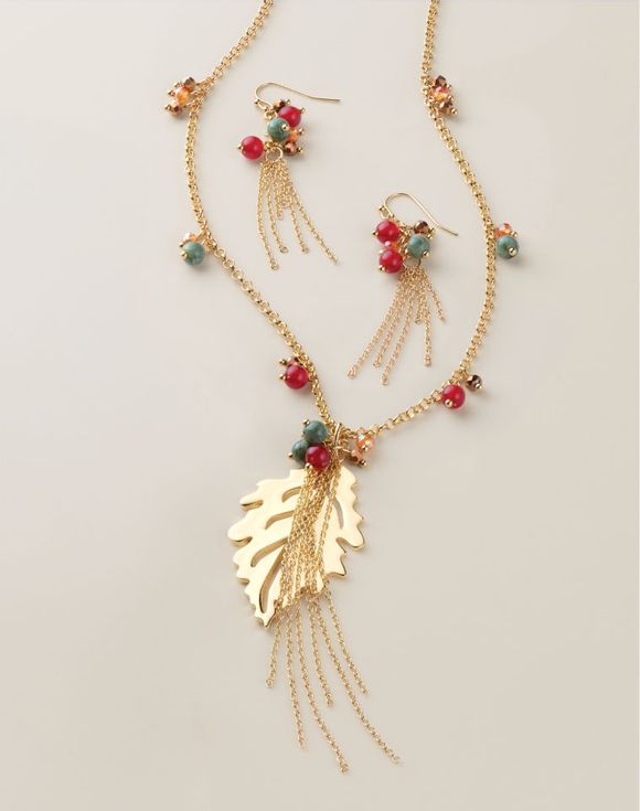 fashion_erica's tweet image. 🍂 Avon Falling Leaves Necklace &amp;amp; Earring Set bit.ly/3orZJuX – Embrace sweater weather in style! Inspired by autumn’s rich, cozy palette, this set pairs clusters of warm red and forest-green glass beads with luxe goldtone accents.🍁✨ #FallFashion #AvonStyle #CozyAndChic