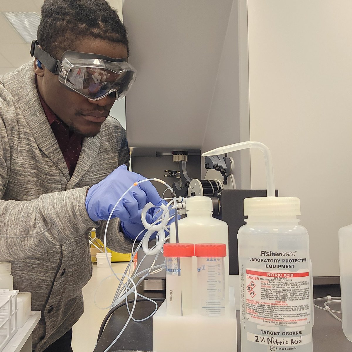 Hey #BlackinChem my name is Earl White. I'm a Geochemist who studies isotopes of carbon, hydrogen, and sulfur to determine gas genesis from the subsurface and near-surface. I also study the chemistry of production waters co-produced with oil &amp; gas. #BlackInChemRollCall