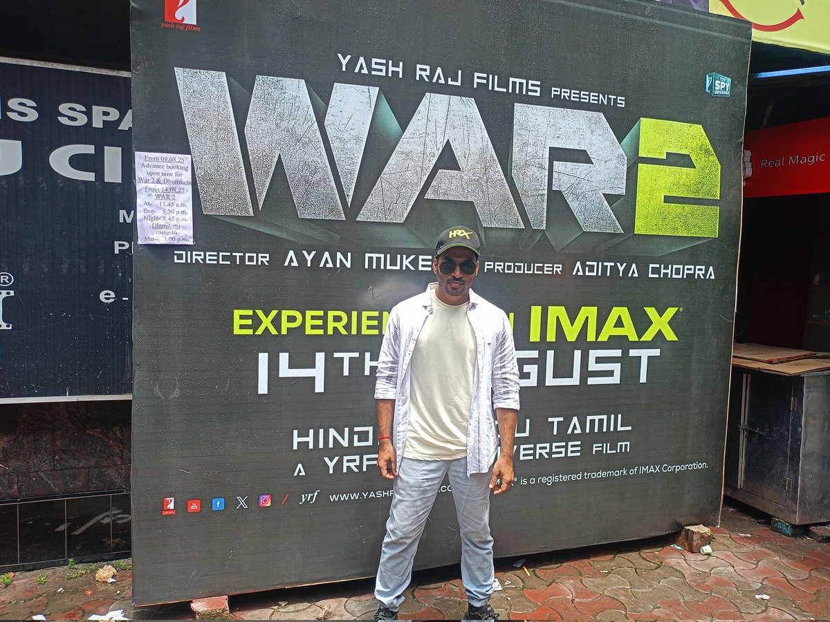 Aniruddha Roy Chowdhury (@aniruddhahrx) on Twitter photo 2nd day show 🤟
With <a href="/HrfcKolkata/">Hrithik Roshan Fan Club Kolkata</a>
Thank you team🥳.
#War2
#HrithikRoshan 2nd day show 🤟
With <a href="/HrfcKolkata/">Hrithik Roshan Fan Club Kolkata</a>
Thank you team🥳.
#War2
#HrithikRoshan