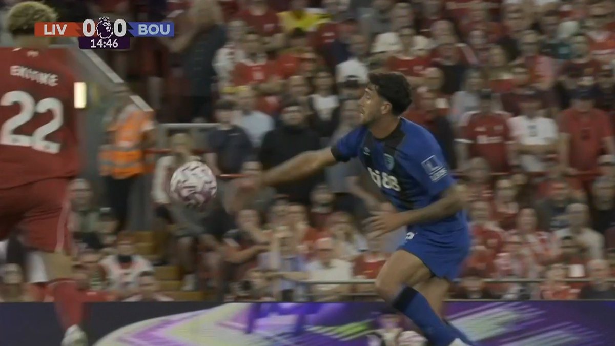Footballtweet's tweet photo. 📺 VAR claimed this wasn't deliberate. 😭😭😭

He's reached out to slap the ball. https://t.co/9p7OrnWYQM