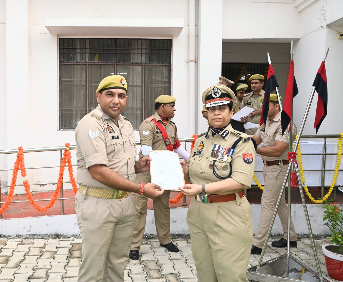 आप सभी के आशीर्वाद से स्वतंत्रता दिवस के शुभ अवसर पर श्रीमान अपर पुलिस महानिदेशक महोदया आगरा जोन द्वारा प्रशस्ति पत्र प्रदान किया गया ❤️🙏🏻

#HappyIndependenceDay
#HappyIndependenceDay2025