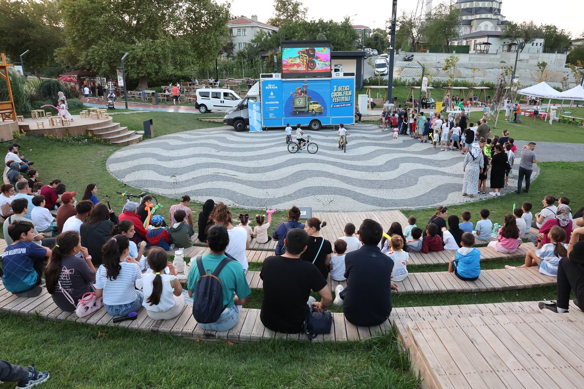 Başkan Erhan Güzel, 100. Yıl Cumhuriyet Parkında çocuklarımız ve değerli ailelerimizle bir araya gelerek yapımı tamamlanan Erguvan Büfe’nin açılışını gerçekleştirdi. Açık hava sineması ve çeşitli aktivitelerle çocuklarımızın mutluluğuna ortak oldu.

Geleceğimizin teminatı