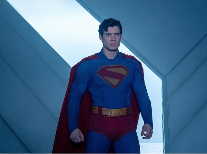 رغم نجاحه في شباك التذاكر.. لماذا يعرض فيلم "Superman" على المنصات الرقمية بعد شهر من عرضه في السينما؟. 