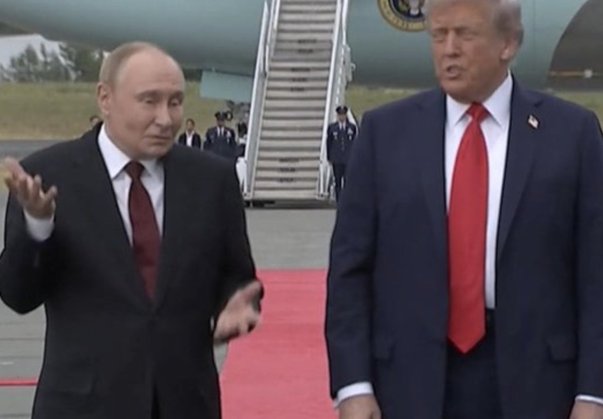 WarMonitor3's tweet image. President Putin shrugged after a journalist shouted out.

"President Putin will you stop killing civilians"