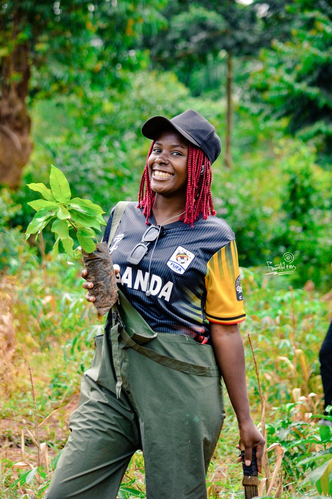 She said that she has no idea what my name is, and neither did I know hers but she has that signature smile I can identify her with.. 

The Joy of a tree planter 
#Birthdaytrees #climateactionug

#TukoleraBantu