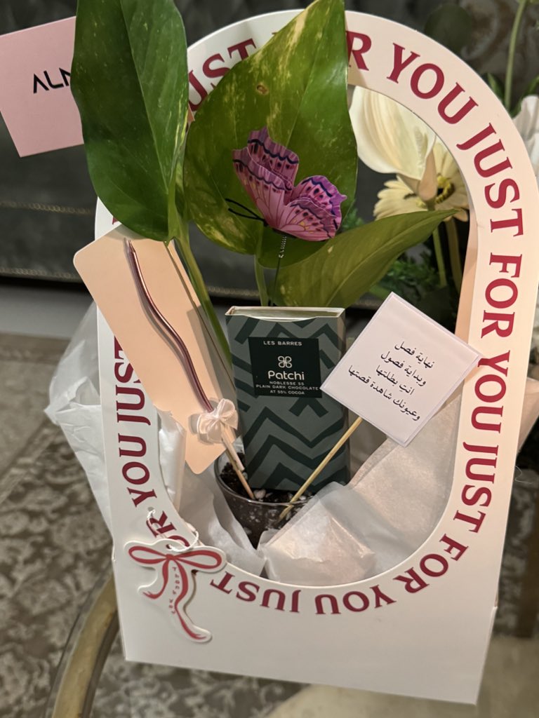 وإن كان في صُدف الأزمان خيرُ فإنك
                   يا صديقي خيرُ ما جادت به الصُدف