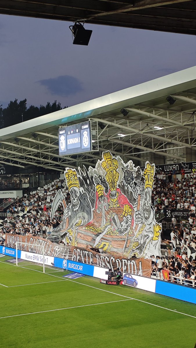 La afición del Burgos despliega en su fondo un tifo donde se lee "ampara a Castilla de la gente descreída". Es parte de un poema de Fernán González, primer conde independiente de Castilla que luchó por la independencia frente al Reino de León.