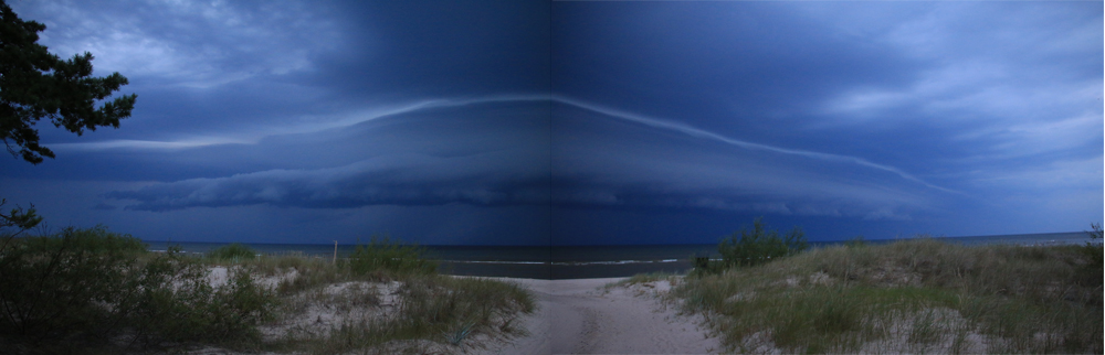 Šādi šovakar Kolkā nāca negaiss. Tāda interesanta gaiša plaisa. (Piedodiet ātro salīmējumu.)