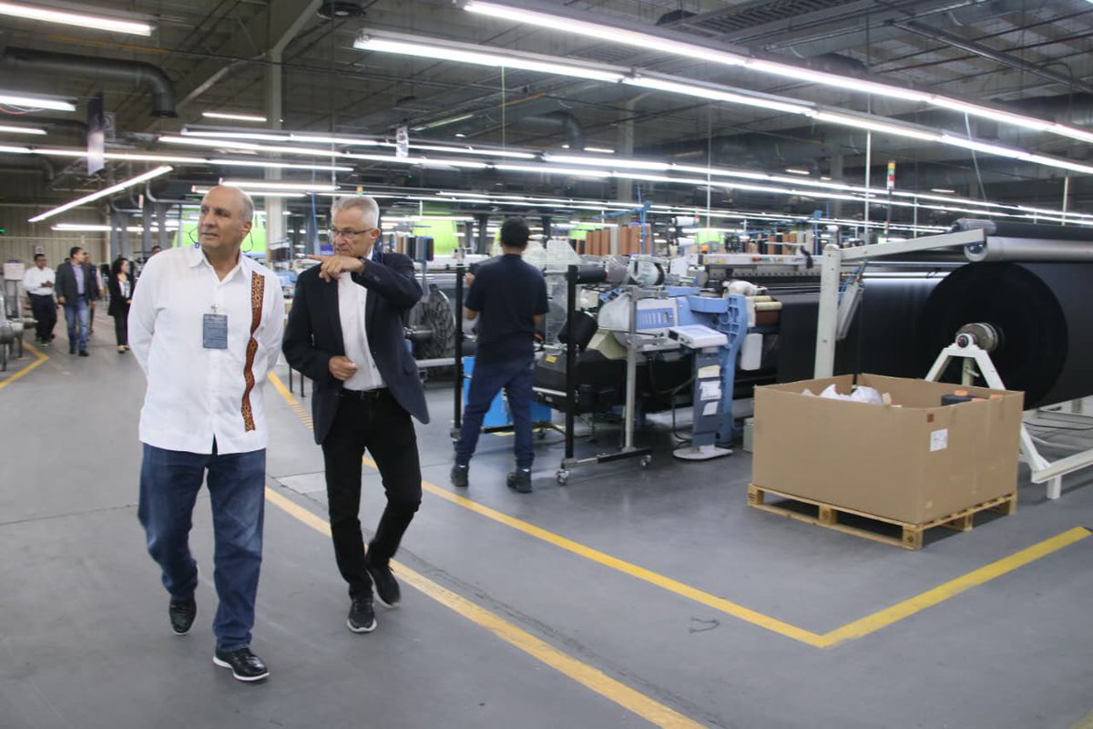 SedetraGobPue's tweet photo. Nuestro titular @VictorGabCh realizó un recorrido por las instalaciones de Aunde México en Huejotzingo, empresa líder en textiles para la industria automotriz que genera más de 1,400 empleos y continúa expandiéndose con tecnología de vanguardia y procesos sostenibles.

Desde el @Gob_Puebla reforzamos la colaboración con quienes apuestan por el talento poblano, impulsan la economía y cuidan el medio ambiente. Creemos en un desarrollo que genere bienestar para todas y todos. #PensarEnGrande ✨
