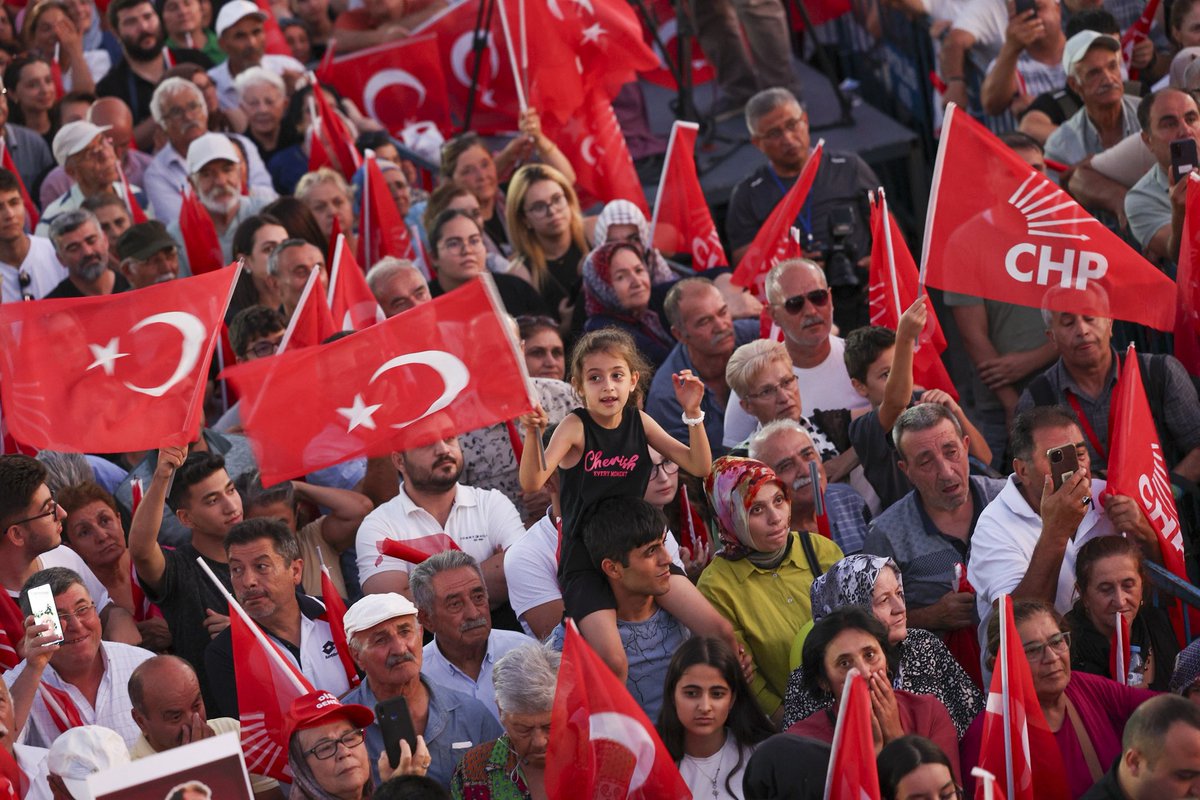 Vicdanın ve umudun sesi Kırşehir’de yankılandı. Milletimiz; adalete, demokrasiye ve iradesine sahip çıkıyor. Baskıların karşısında cesaretle dayanışmayı büyütüyor. Adil ve eşit yarınlar için hep birlikte mücadele etmeye devam edeceğiz.
<a href="/eczozgurozel/">Özgür Özel</a> <a href="/CBAdayOfisi/">Cumhurbaşkanlığı Aday Ofisi</a>