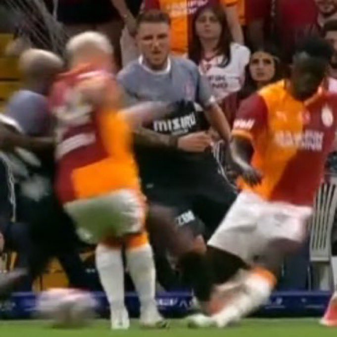 Adamın ayağı kırıldı hakem sanki silah zoruyla kırmızı çıkardı ..
Fenerbahçe olsa görmeden hissiyatımsı koşarak kırmızı vermişlerdi .. #GSvKG #GalatasaraySK Galatasaray - Karagümrük ( Barış Alper )