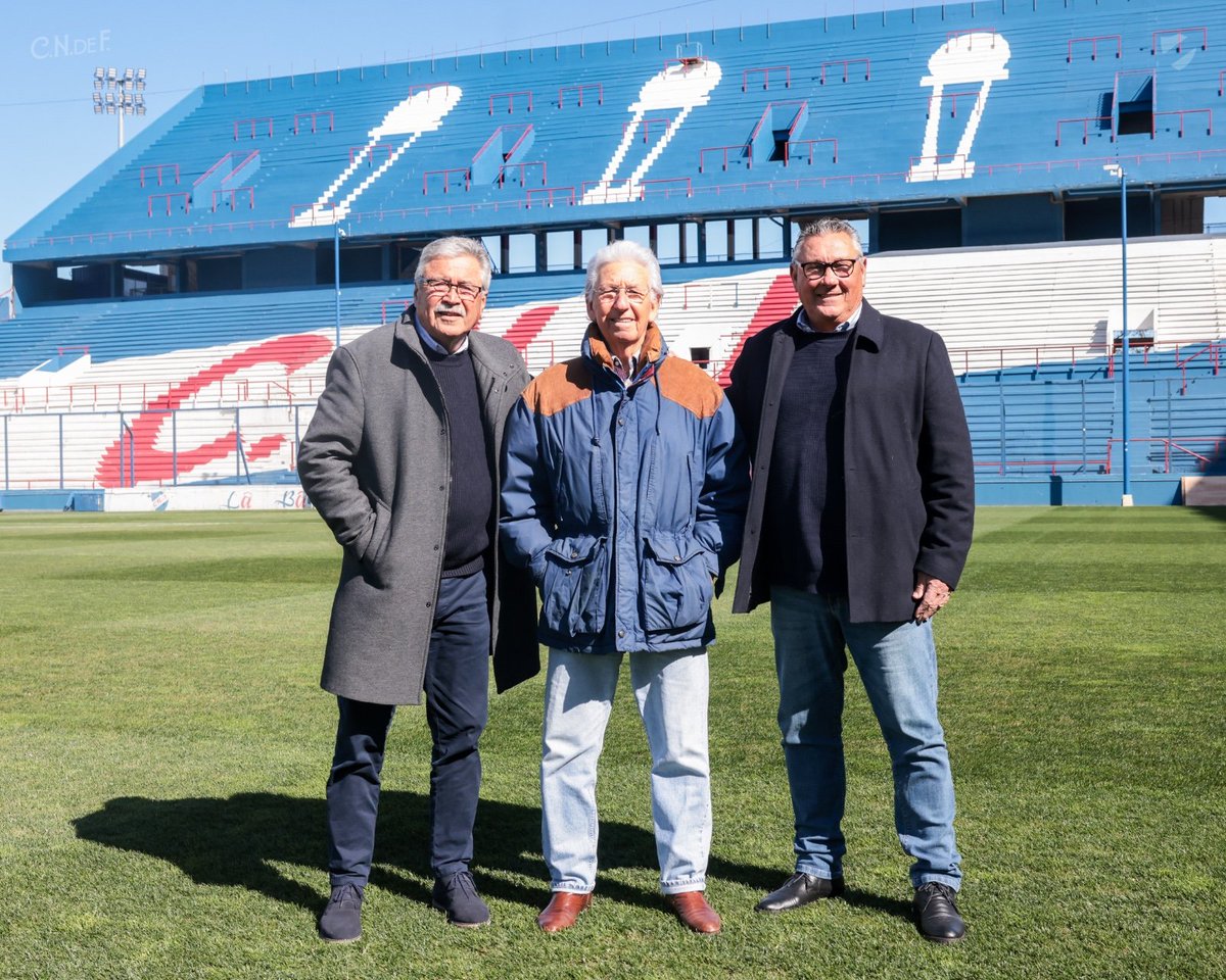Nacional's tweet photo. 🏆Víctor Espárrago, "Cacho" Blanco y Wilmar Cabrera, gloriosos Campeones de la @Libertadores de 1980, presentes en el Paseo del Parque de hoy; 𝐡𝐢𝐬𝐭𝐨𝐫𝐢𝐚 𝐩𝐮𝐫𝐚 𝐞𝐧 𝐭𝐫𝐞𝐬 𝐜𝐨𝐥𝐨𝐫𝐞𝐬 🔵⚪🔴🥹 https://t.co/e5t9Muku1w