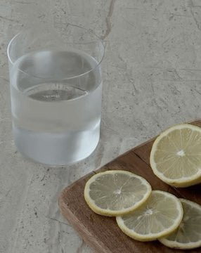 غسل القولون بالماء المالح هو أقوى تقنية لتنظيف القولون على وجة الأرض.

معظم الناس يحملون من 5 إلى 15 رطلاً من الفضلات المتعفنة العالقة في القولون، بسبب سوء التغذية، التوتر، والأطعمة المصنعة.

سوف يعمل ذلك على إعادة ضبط حالتك العقلية والجسدية ..

إليك كيفية القيام بذلك بشكل صحيح: