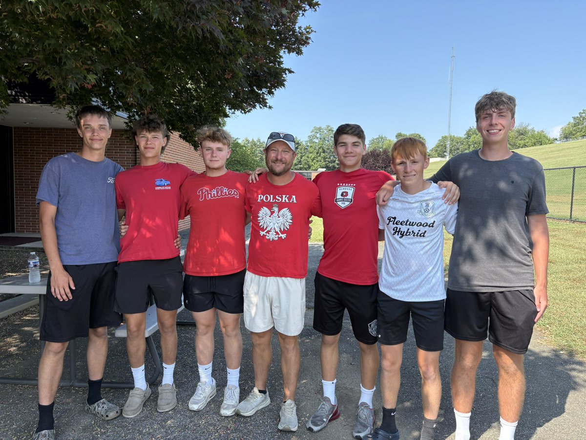 HawkNationSoc's tweet image. Last day of doubles in the books. Boys have been grinding each day. Better today than they were yesterday.

So proud of their effort.  

Below you will find our Sr, Jr, So, and Fr. 

Soccer family is coming together, with our 1st scrimmage vs Blue Mnt on Monday.

#LetsGooooo