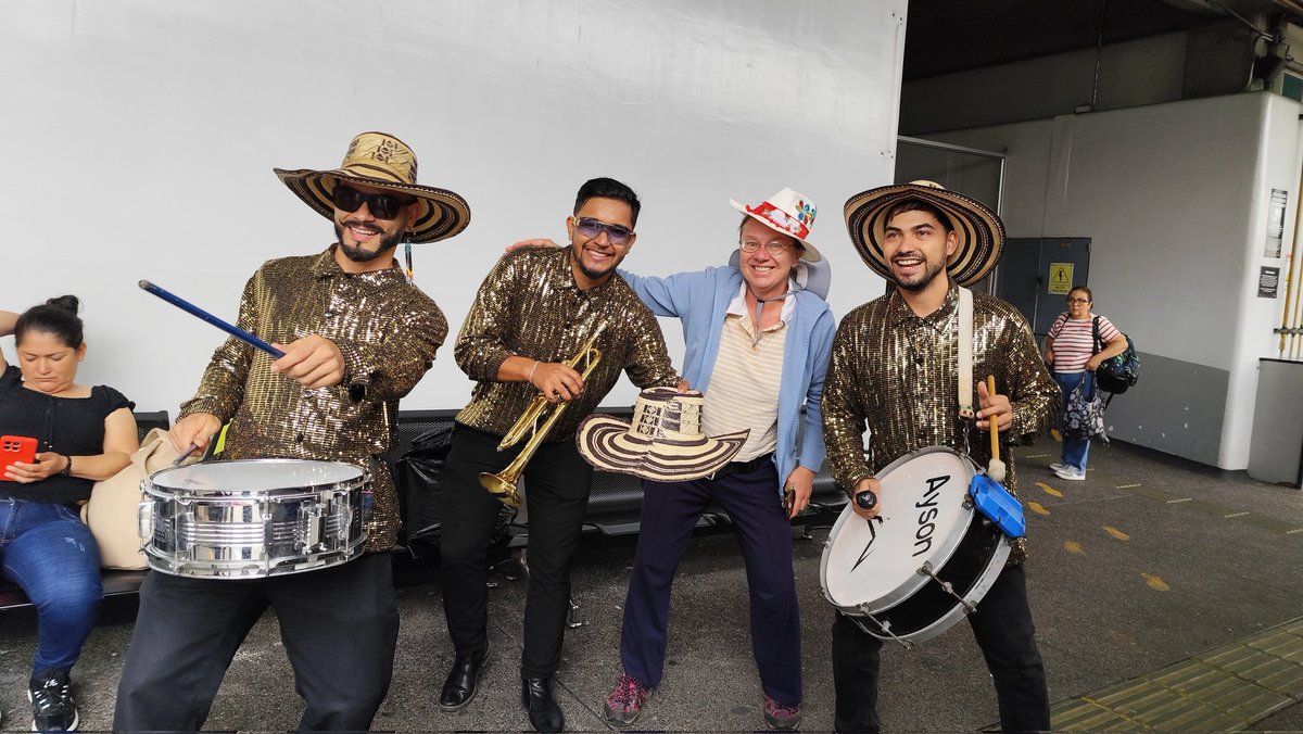 ¡Viajeros desde y hacia Pereira! 
Hoy vivimos una gran fiesta, un pedacito de alegría de las Fiestas de la Cosecha en la sala VIP de Flota Occidental, quisimos disfrutar de un pequeño evento en celebración de nuestro orgullo pereirano.
#pereira #fiestasdelacosecha