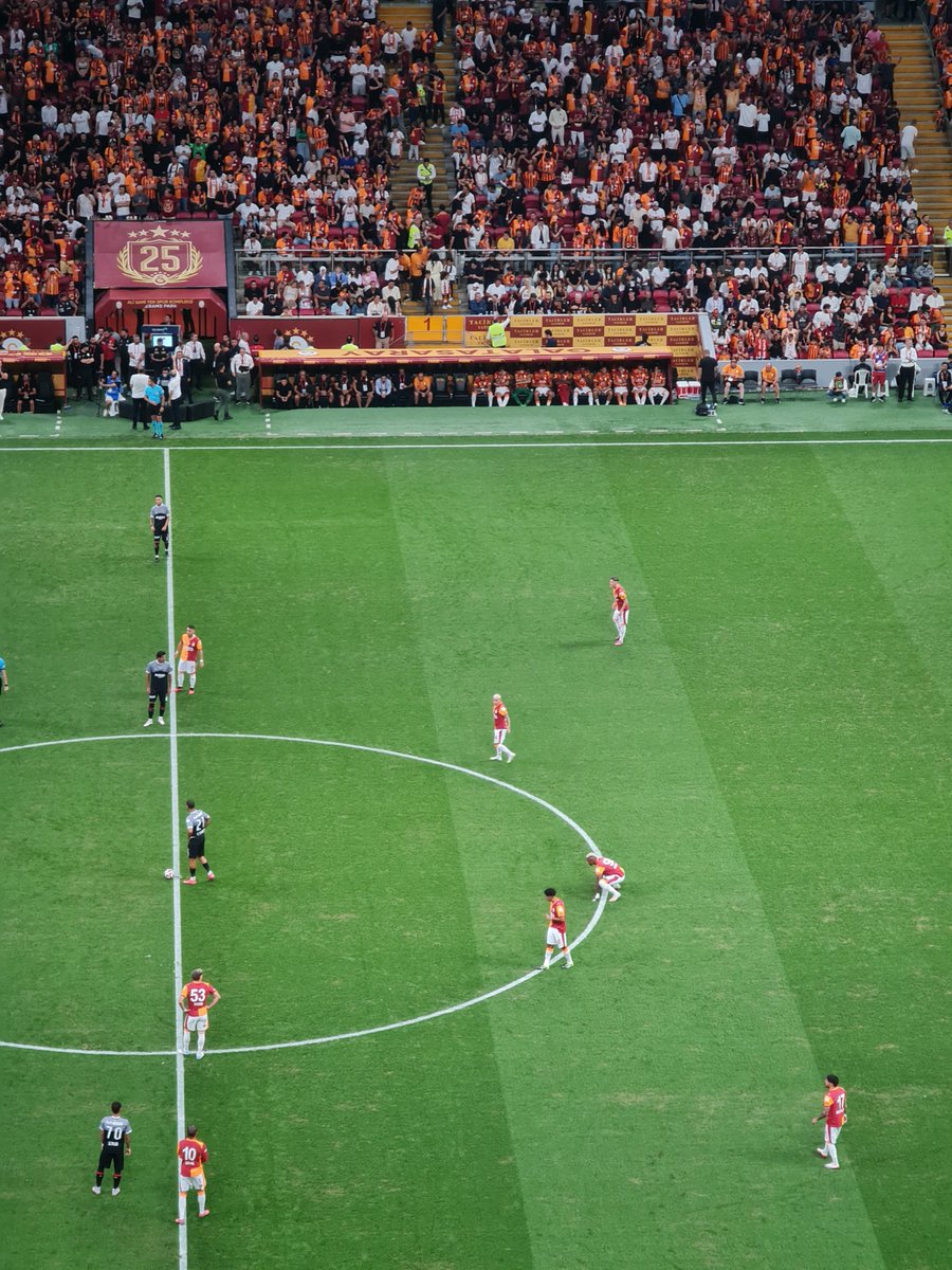 yeganemmy's tweet photo. GALATASARAY! #GSvFK https://t.co/FDOEFBdLPv