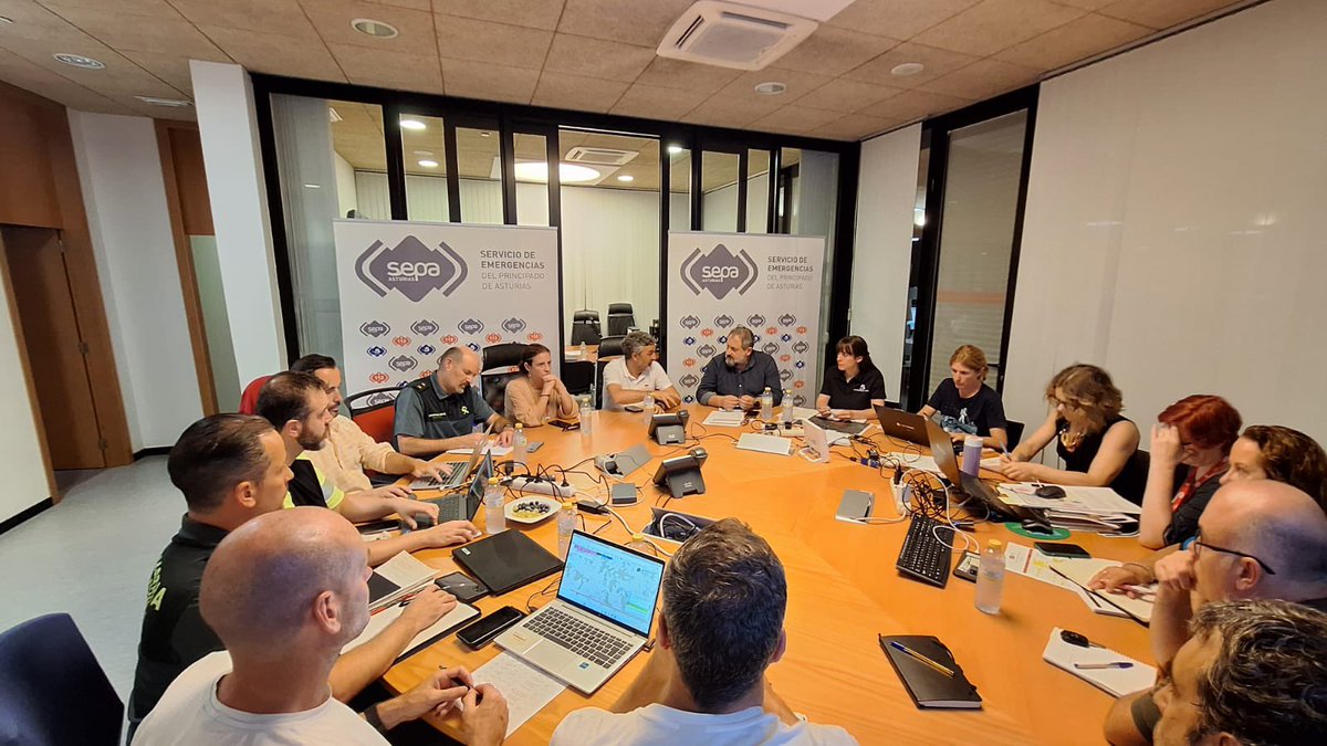 La delegada del Gobierno ha asistido a la reunión del CECOPI, donde se ha revisado la situación de #IIFF en Asturias. 
🔥 Por riesgo, evacuación voluntaria en Llamera y Sonande (Cangas del Narcea).
📢 Mensaje #ESAlert a concejos afectados.
⚠️ Extremar precauciones.