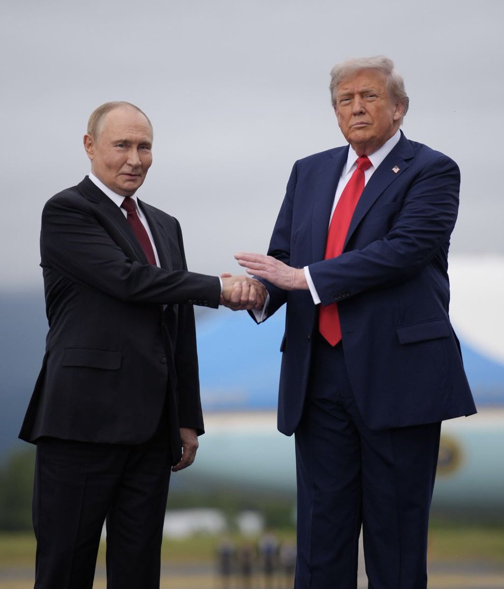 The handshake seals the contract
From the contract there's no turning back
The turning point of a career
In Korea being insincere
The holiday was fun-packed
The contract, still intact

The grabbing hands grab all they can
All for themselves - after all

#DepecheMode