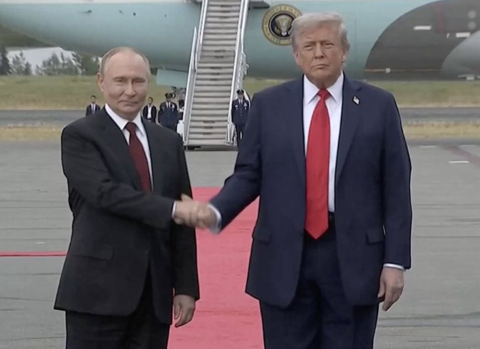 gualminielisa's tweet image. Questa foto è la rappresentazione plastica del superamento totale dello stato di diritto. Un criminale e un pregiudicato che si stringono la mano e si apprestano a decidere le sorti del mondo. Ormai le norme, le leggi, il diritto e la democrazia non contano più, sono i vecchi…