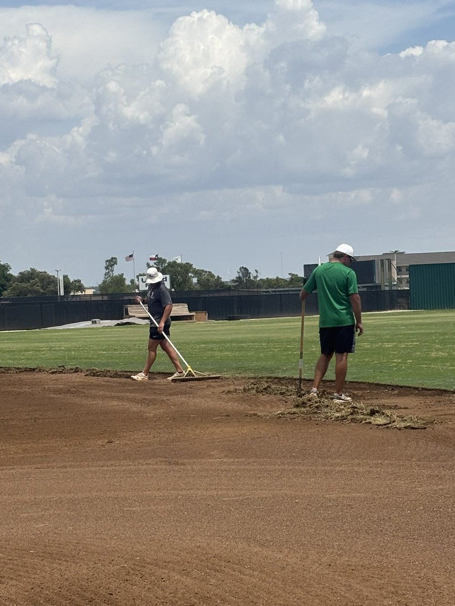 JDbaseball0023's tweet photo. @Schrader_23 and @cooper_jauz  getting after it today! https://t.co/8ydw8rsIWq