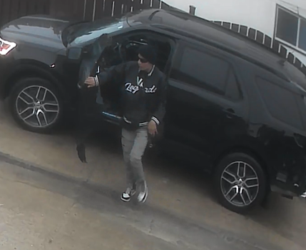 wpgpolice's tweet photo. Police asking for help to identify suspect in commercial break and enter. Any info? Call Major Crimes 204-986-6219 or Crime Stoppers 204-786-TIPS
https://t.co/LrAfbvjsIC https://t.co/wQ2G5zOVit