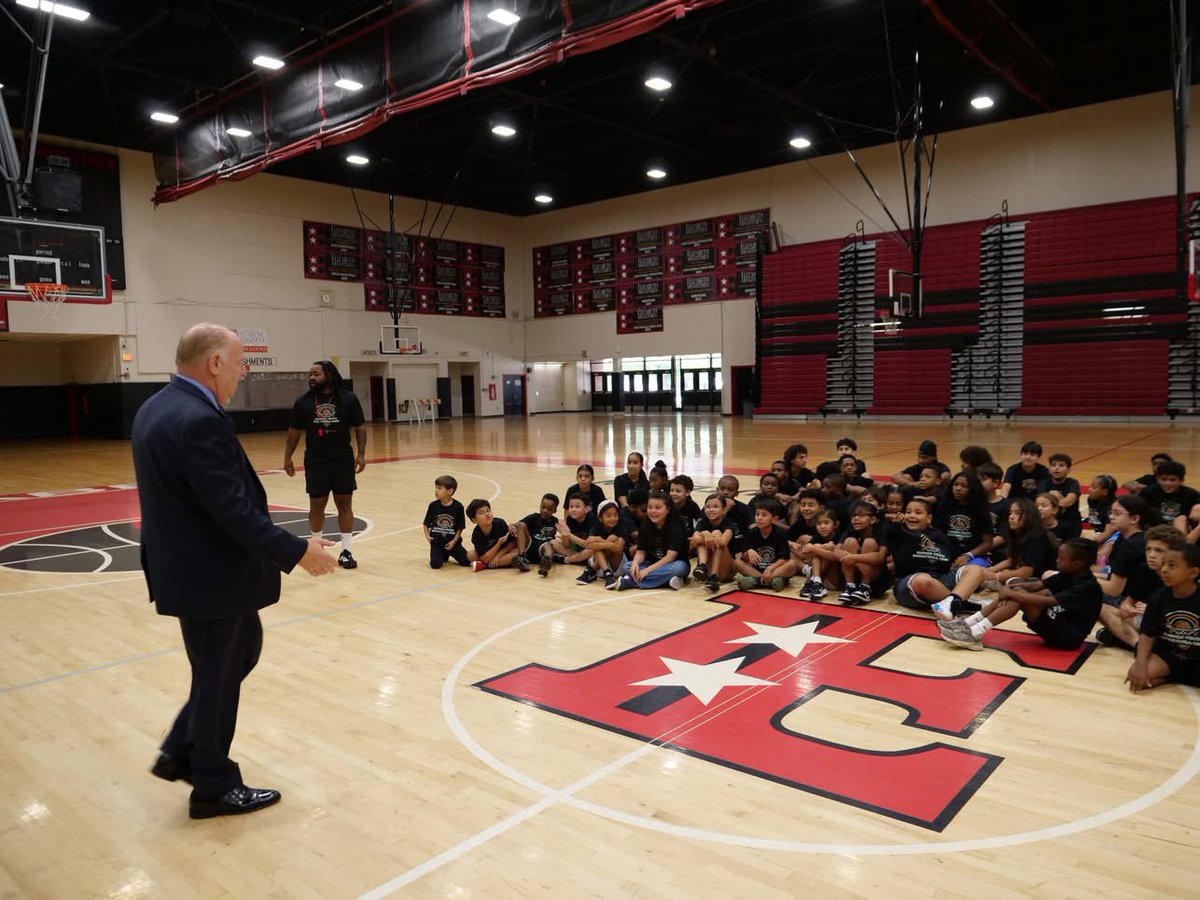 MayorBollwage's tweet photo. I commend our Recreation Department and the Elizabeth High School Boys Basketball coaching staff for hosting a week-long basketball camp for children ages 7–14 at the Dunn Sports Center. https://t.co/sBat1a5Ozx